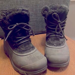 Sorel barely worn warm winter snow boots. - black